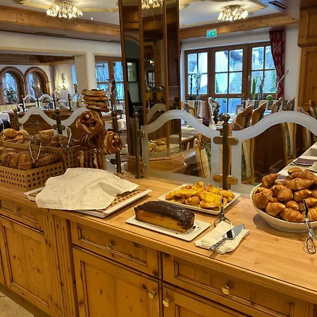 Отель Neue Post 4*