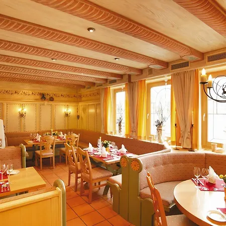 Отель Neue Post 4*